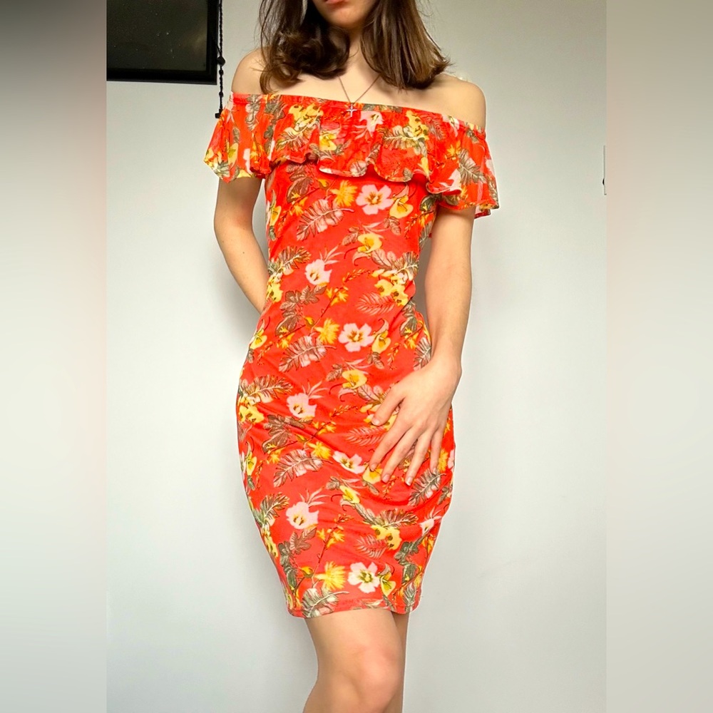 Summer dress that goes off the shoulder and perfect for date nights and walks.